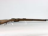 un fusil avec un canon en bois sur fond blanc