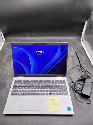 un ordinateur portable posé sur une table avec un chargeur