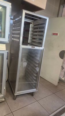 deux fours qui se trouvent dans une pièce