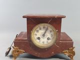 une petite horloge posée sur une table