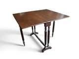une image d'une petite table avec un plateau en bois