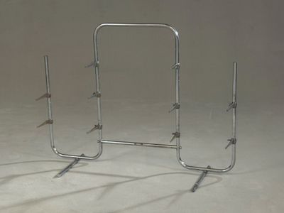 un cadre métallique surmonté d'un miroir