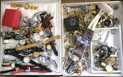 une valise remplie de bijoux et de montres de toutes sortes