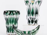 deux vases verts posés l'un à côté de l'autre sur une surface blanche