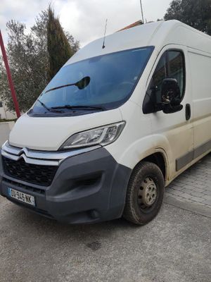 la camionnette blanche est garée sur le côté de la route