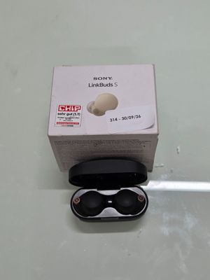 une boîte contenant une paire de lunettes de soleil noires