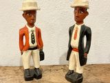 deux figurines d'un homme et d'une femme debout l'un à côté de l'autre