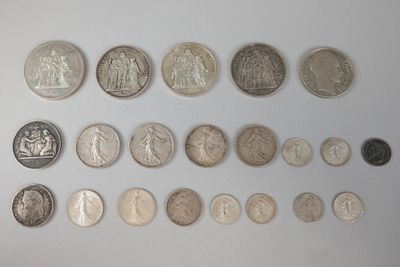 beaucoup de pièces qui sont sur la table