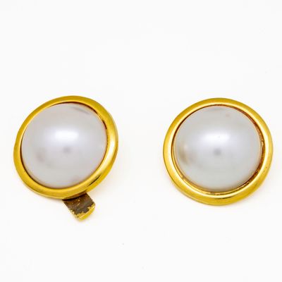 deux paires de boucles d'oreilles en or et perles sur fond blanc