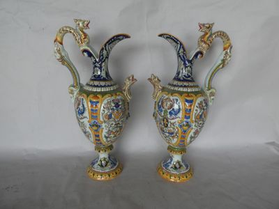 deux vases posés sur une table