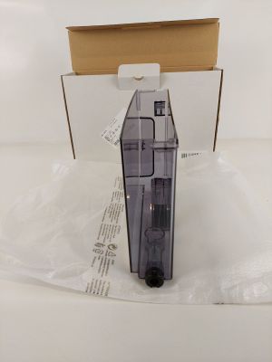 la boîte est ouverte sur la surface blanche et contient un petit objet en plastique