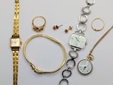 de nombreux types de montres et de bracelets sur la table