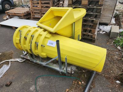 une machine jaune posée sur le sol
