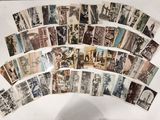 une grande collection de cartes postales anciennes posée sur une table