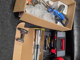 une boîte remplie d'outils posée par terre dans le salon