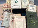 plusieurs livres empilés sur une table