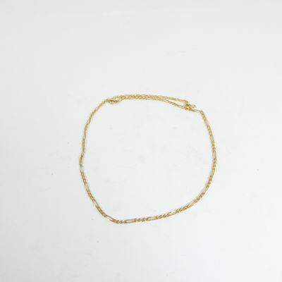 un bracelet à chaîne en or avec un fermoir sur fond blanc