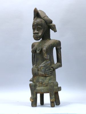 statue représentant une femme assise sur un tabouret, un bébé sur les genoux
