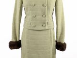 une photo d'une robe et d'un manteau de femme sur un mannequin