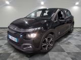 la citrole noire est garée sur un carrelage en damier