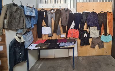 Ensemble de 30 pices de vtements comprenant principalement…