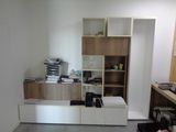 une photo d'une pièce avec un bureau et une bibliothèque