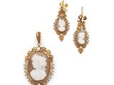 une photo d'une paire de boucles d'oreilles et d'un pendentif en camée