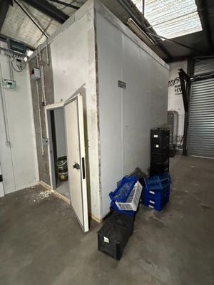 une image représentant une pièce avec une porte entrouverte