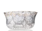 une image représentant un saladier en verre transparent orné de fleurs argentées