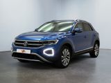 un SUV Volkswagen bleu garé dans une grande pièce