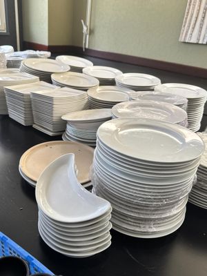 beaucoup d'assiettes sur la table, prêtes à être servies