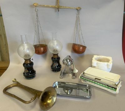 un grand nombre d'objets posés sur une table