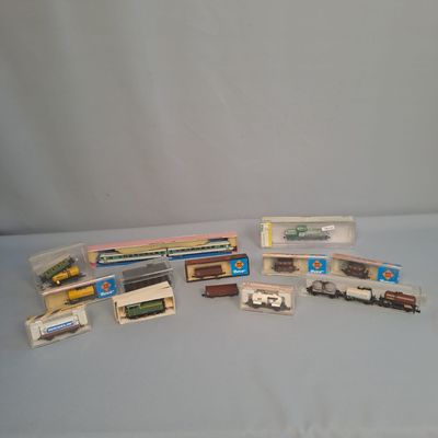 a lot of toy trains that are on the table