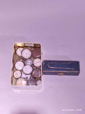 une petite boîte contenant plusieurs montres