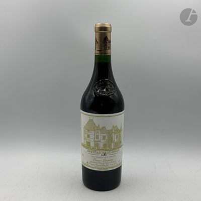 une bouteille de vin posée sur une table blanche