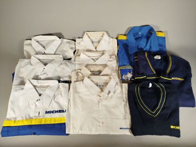de nombreux types d'uniformes différents disposés sur une table