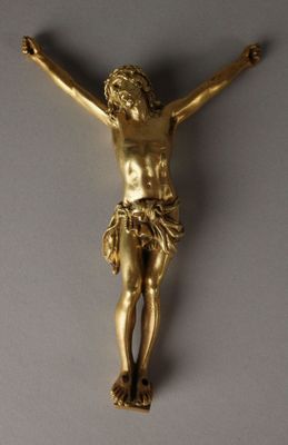 une statue en or représentant Jésus sur la croix, accrochée au mur