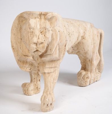 statue en marbre représentant un lion sur fond blanc