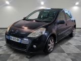 la photo d'une petite voiture noire garée sur un sol en damier
