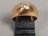 Gros plan sur une bague en or ornée d'un diamant