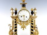 une horloge posée sur une table