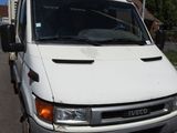 un camion blanc garé sur le bord de la route