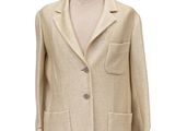 La veste est en laine et comporte des boutons sur le devant.