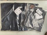 trois sacs de vêtements posés sur un plan de travail