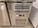 un four en acier inoxydable dont la porte est ouverte, dans une cuisine
