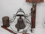 une croix, une cloche et un crucifix en bois posés sur une table