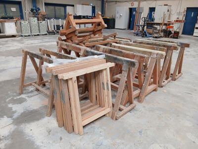 de nombreux morceaux de bois posés sur le sol d'un entrepôt