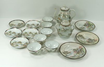beaucoup de vaisselle et de tasses sur la table