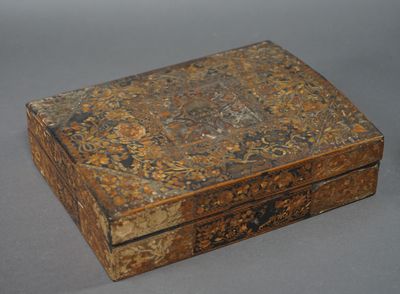 une petite boîte en bois ornée d'un motif floral