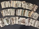 un grand nombre de cartes postales anciennes qui se trouvent sur la table